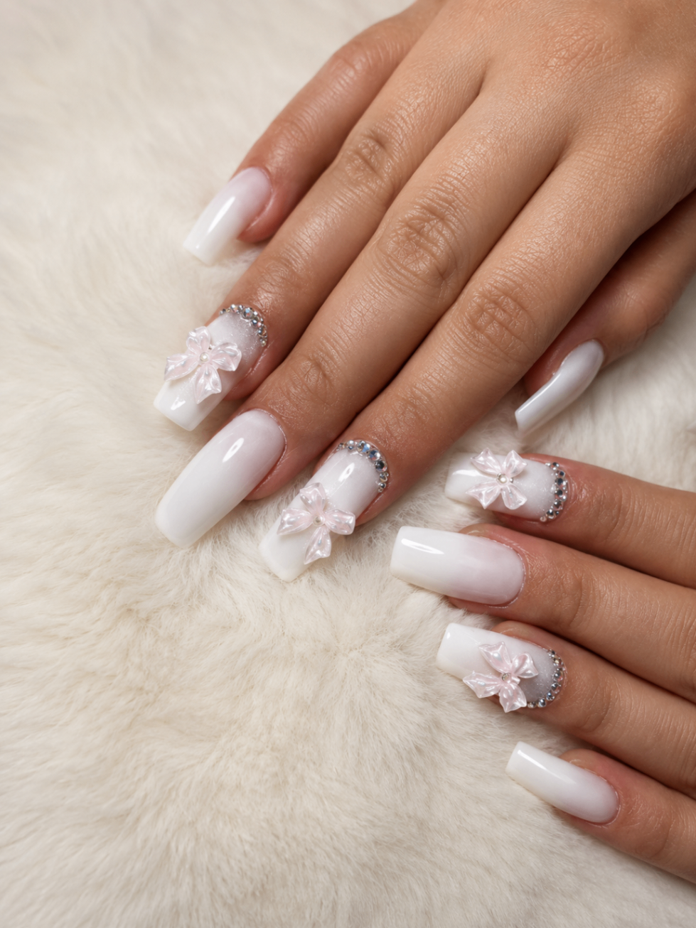 Nail art blanc avec fleurs et strass